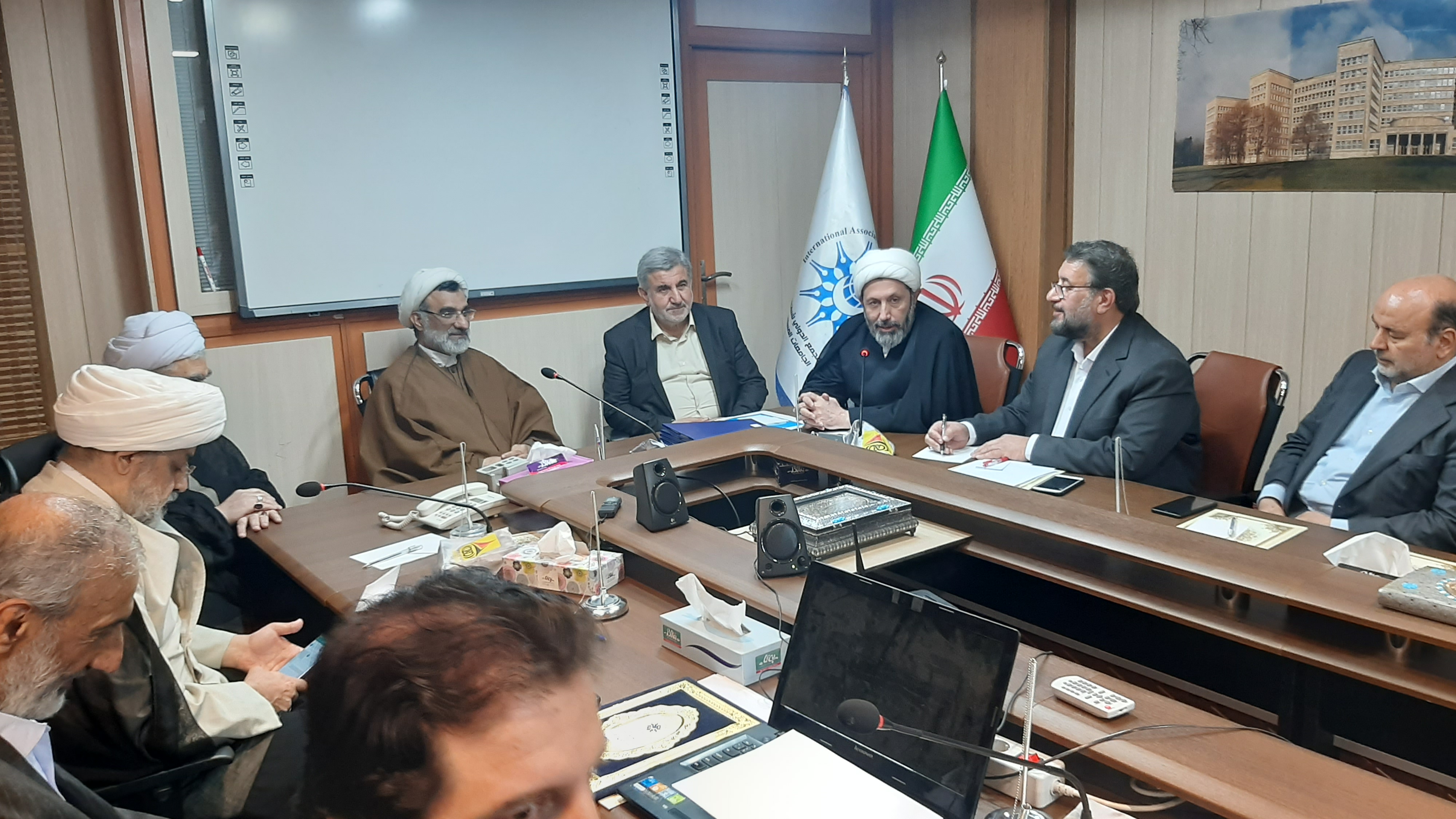 نشست صمیمانه تکریم و معارفه دبیرکل و هیأت مدیره مجمع بین‌المللی اساتید مسلمان دانشگاه‌ها برگزار شد.