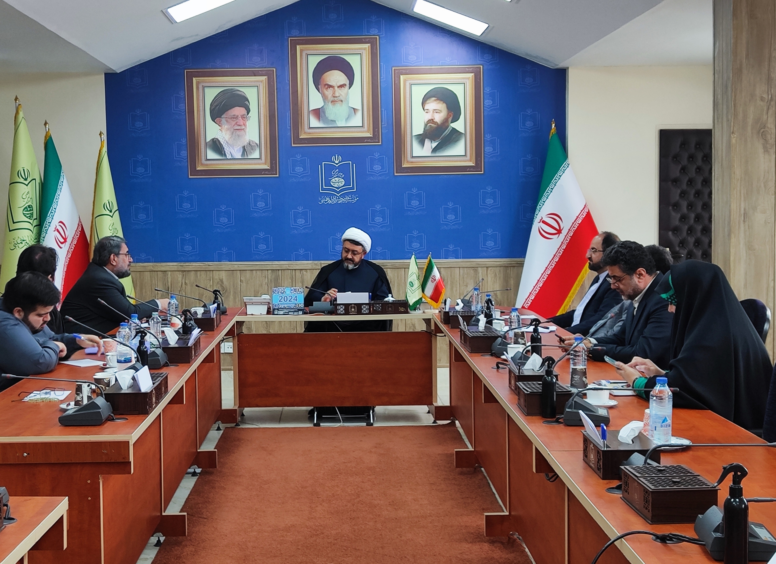 نشست مشترک مجمع بین‌المللی اساتید مسلمان دانشگاه‌‌ها و موسسه تنظیم و نشر آثار امام خمینی (ره) برگزار شد.