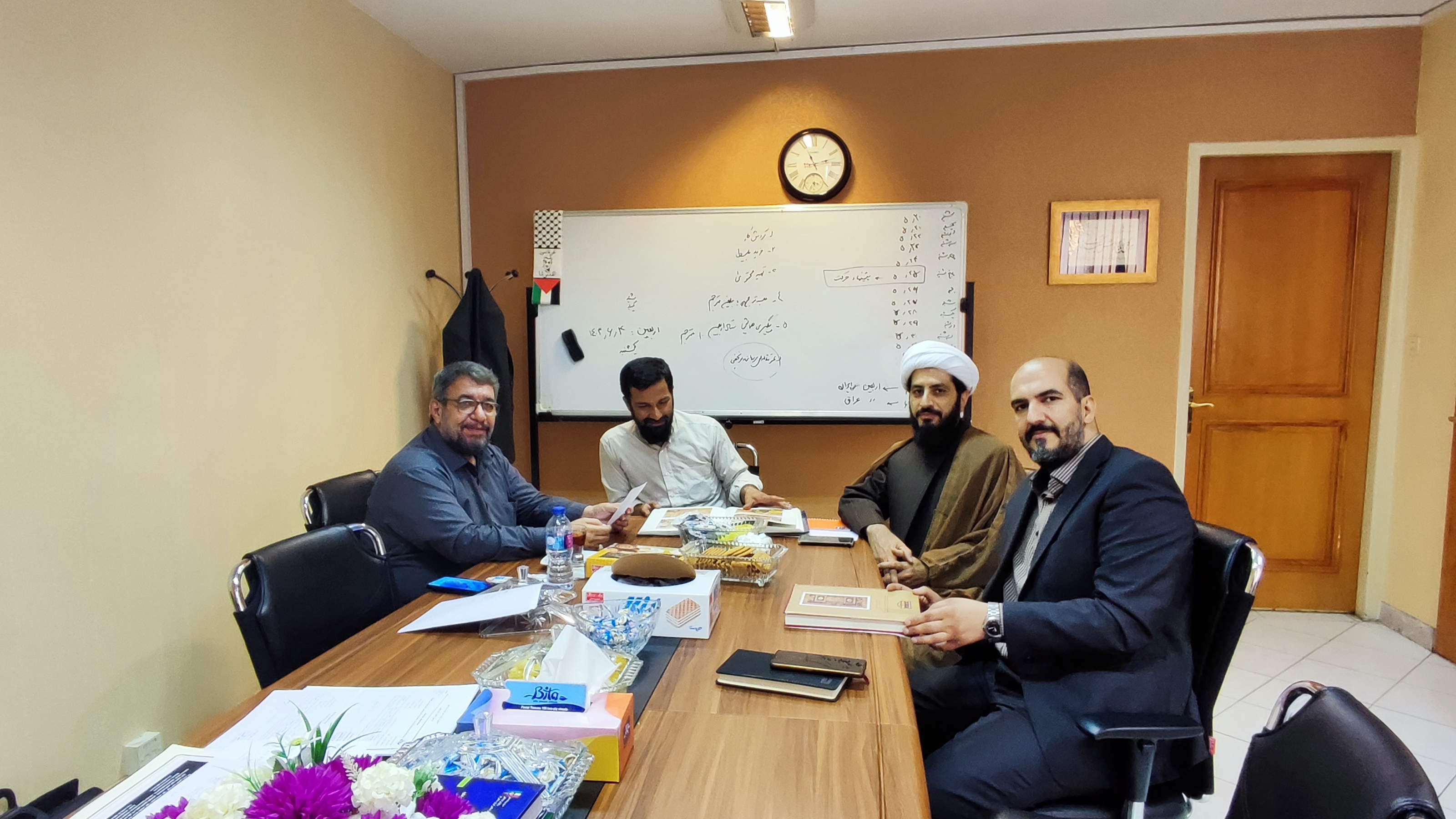 دیدار و گفتگوی دبیرکل مجمع با دکتر حامد اهور، استاد دانشگاه و فعال در حوزه شعر و ادب